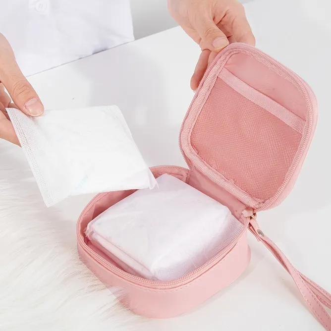 Bolsas de almacenamiento Mini bolsa de cosméticos portátil diaria Bolsa de transporte de almacenamiento de almohadilla impermeable de cuero