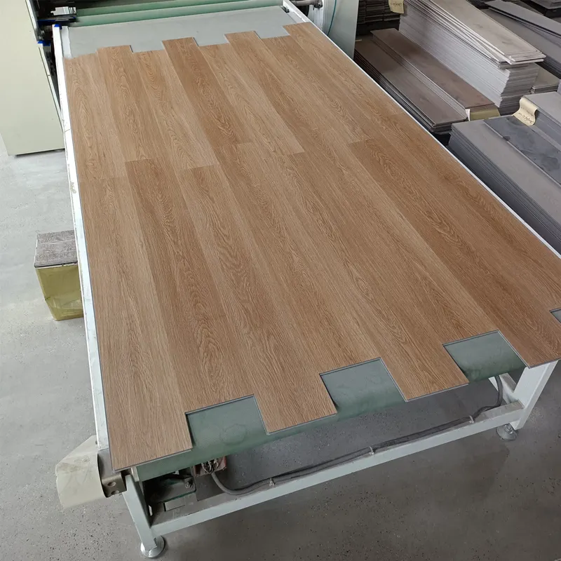 Parquet flotante de espiga de madera texturizada EIR suelo SPC de tablón de vinilo rígido de PVC de lujo
