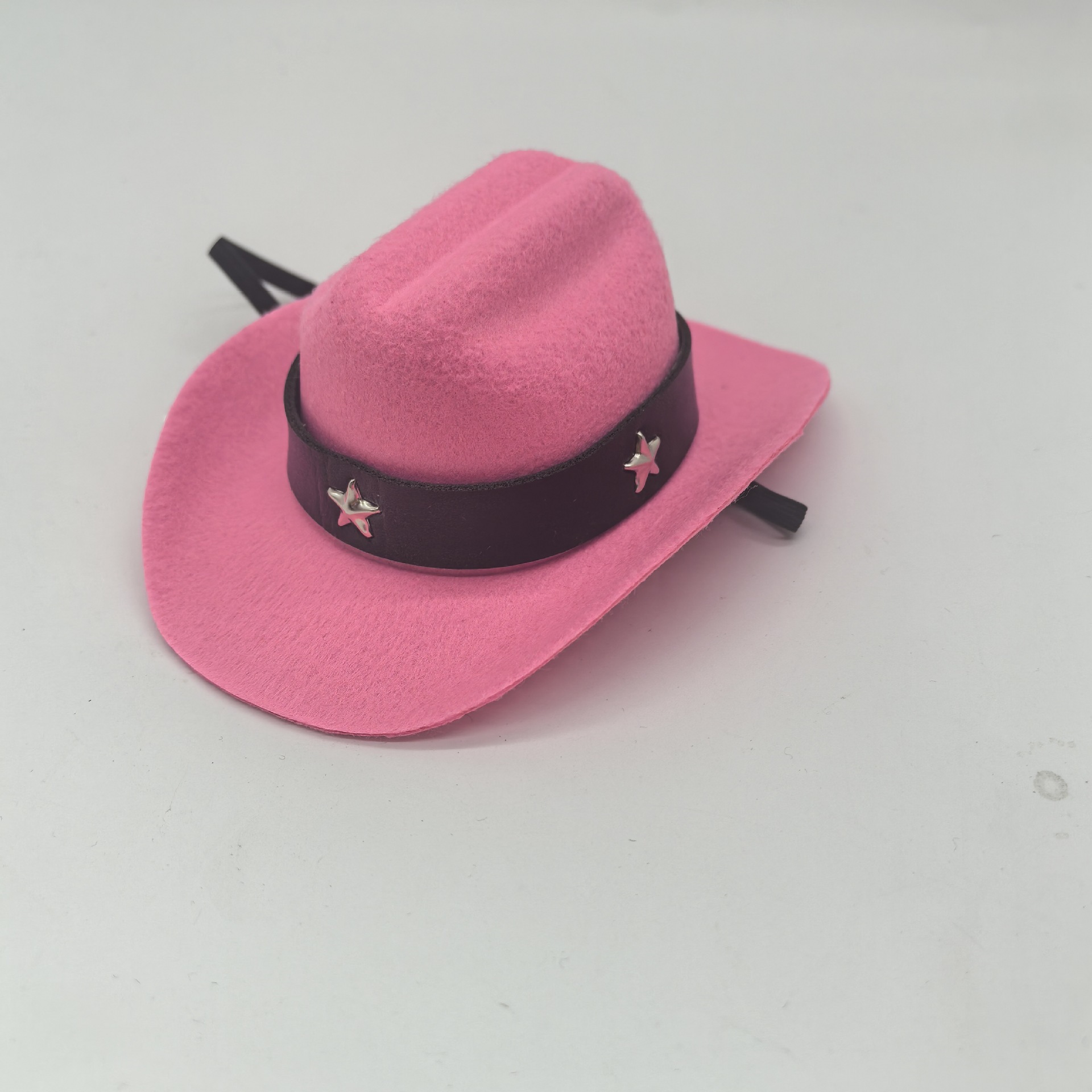 Casquette rose, ceinture étoile à cinq branches, corde de menton