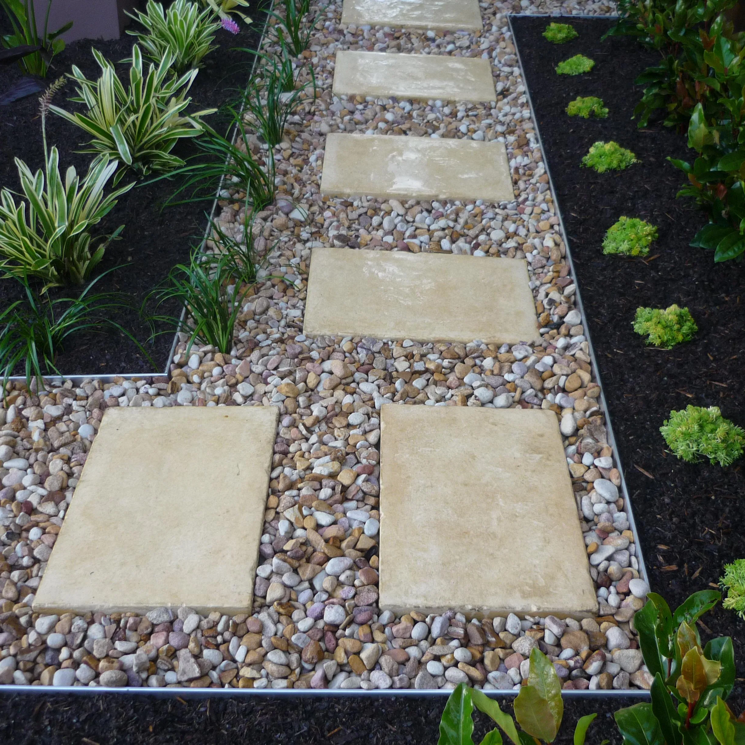 Nouveau design L'usine fournit directement une bordure de jardin en aluminium fini en métal pour le paysage