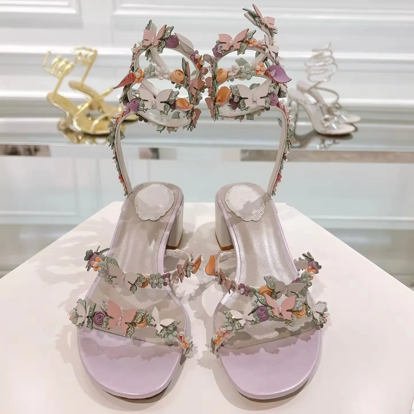 Sandálias femininas exclusivas em cor roxa claro com tiras para tornozelo e flores coloridas de luxo