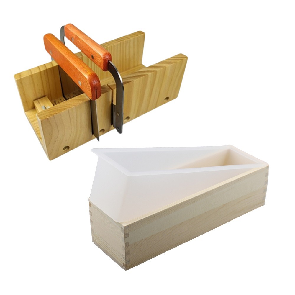 Caja de madera con molde transparente verde.