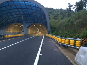 Nível SB China Fábrica Fornecimento Rolling Guard Rail <span class=keywords><strong>System</strong></span> EVA PU Material PVC Aço Beam Roller Barrier