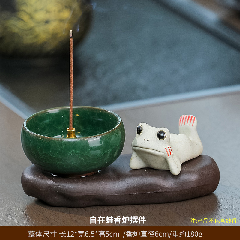 Brûle-encens d'inspiration zen avec une grenouille au caractère indépendant.