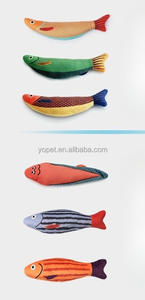 Un juguete para gatos con forma de pez simulado que contiene hierba gatera y puede ayudar a los gatos a aliviar el aburrimiento. - Product Image 4