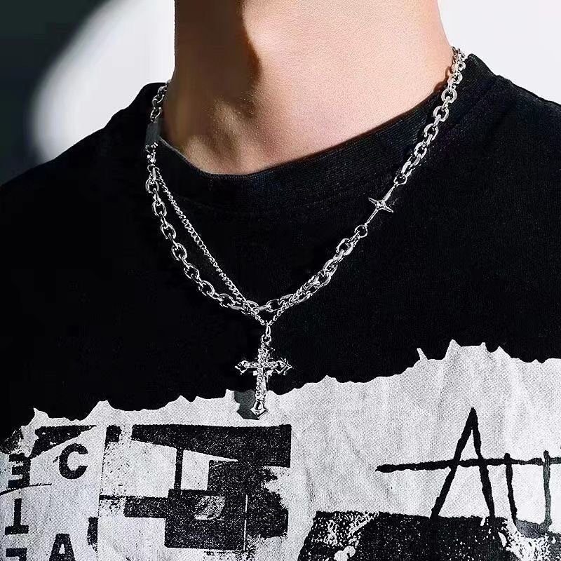 Collar con doble cruz de 17 mm.