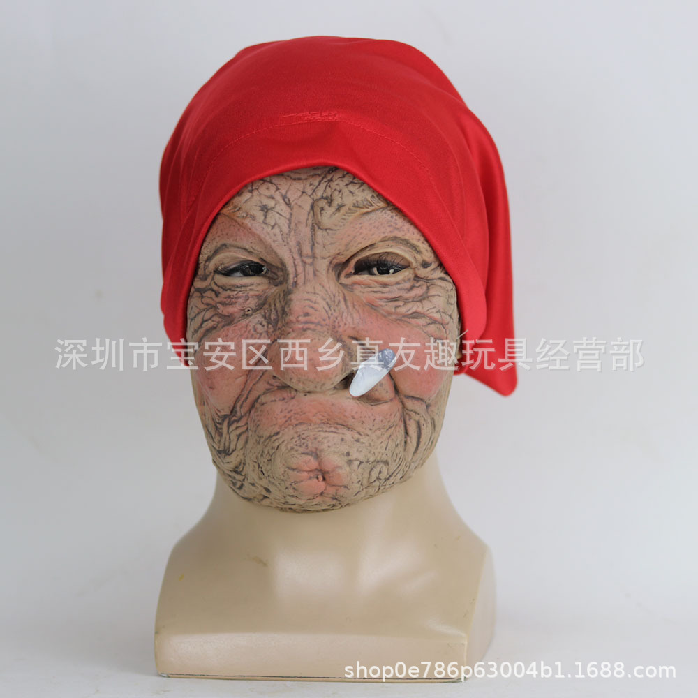 Grand-mère au turban rouge fumant