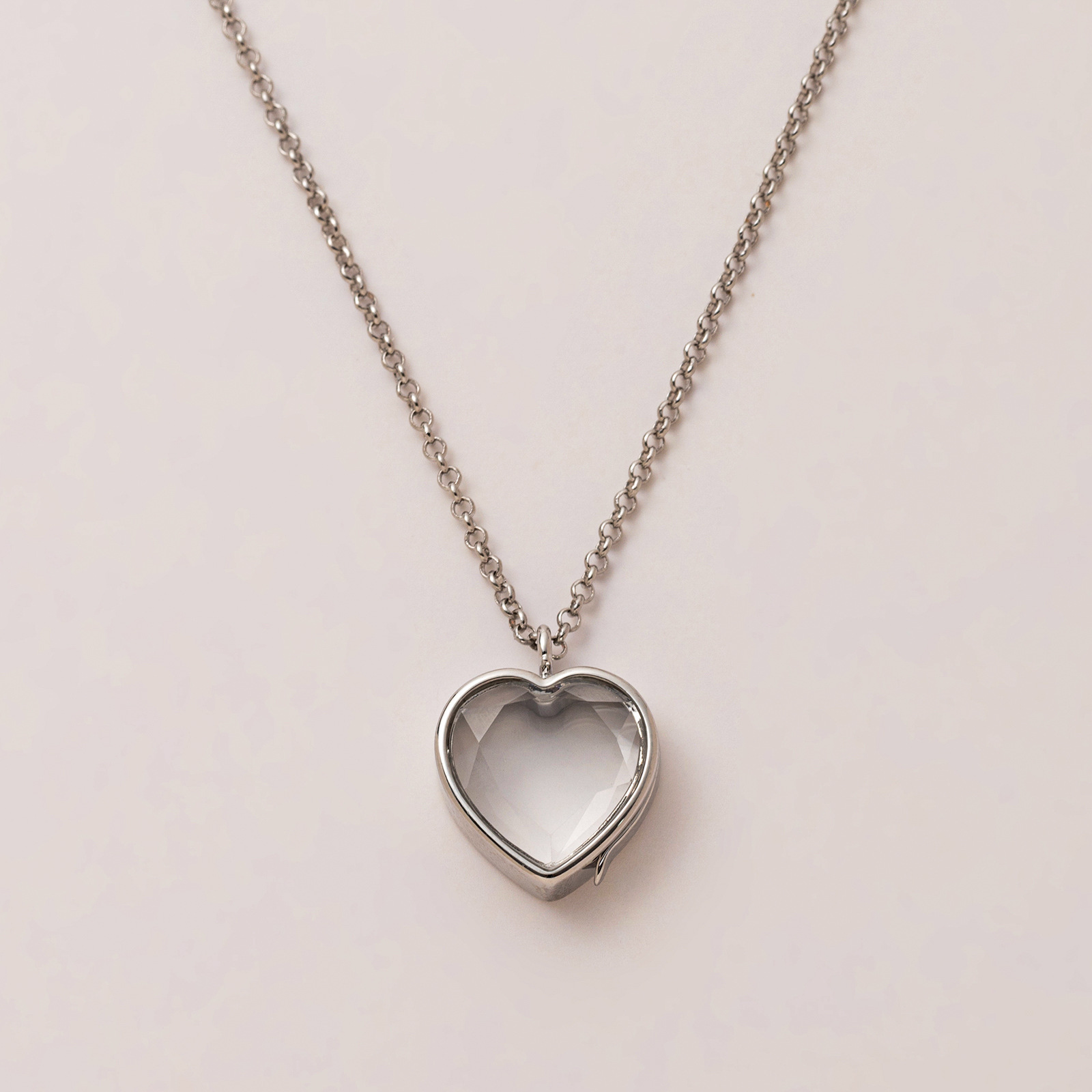 Pendentif coeur en verre couleur acier avec fermoir