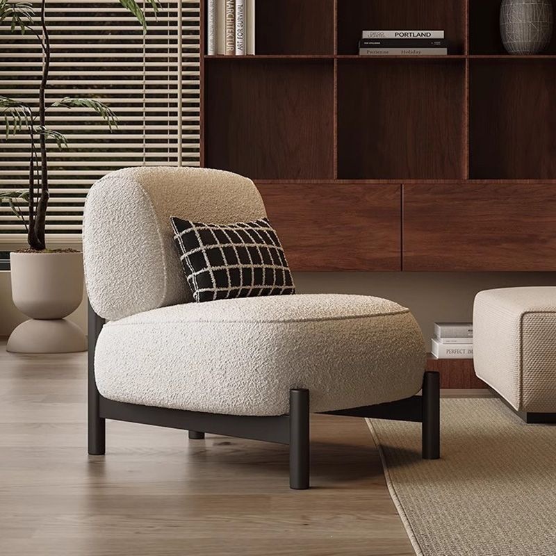 Fauteuil individuel en laine d'agneau blanche avec coussin.