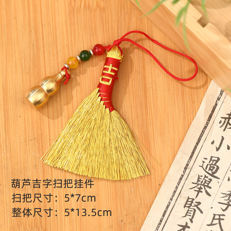 Pendentif balai en or en forme de gourde avec personnages de bon augure