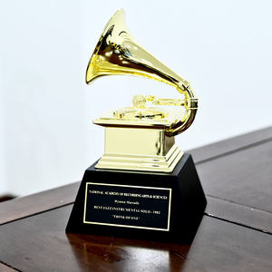 Yüksek kaliteli altın hediye el sanatları özelleştirilmiş tasarım Metal Grammy ödülü Trophy özel Logo baskılı Metal kupa bardak - Product Image 6