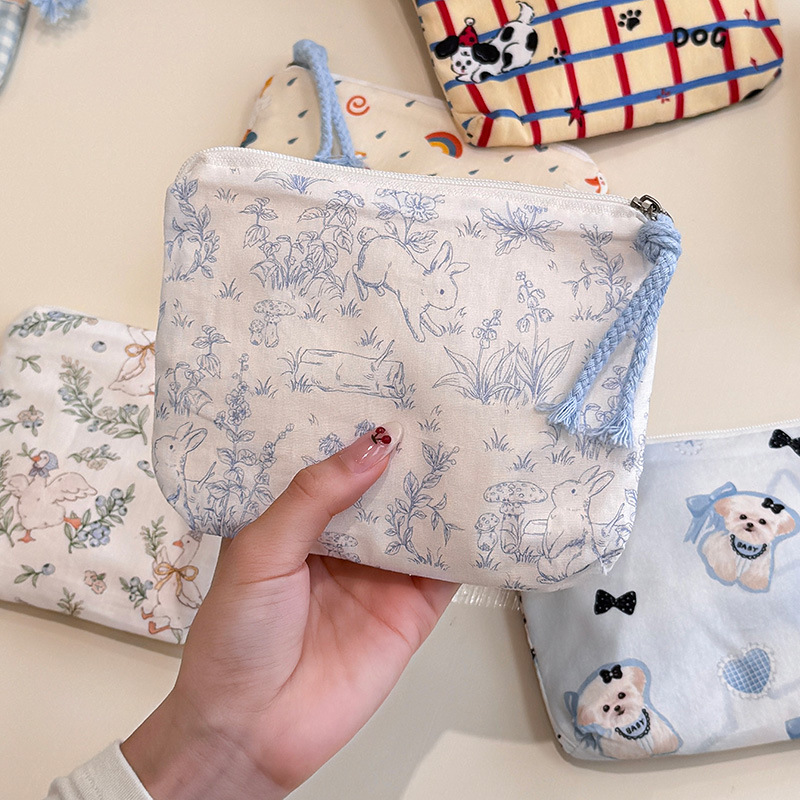 Fond blanc-feuilles bleues-lapin