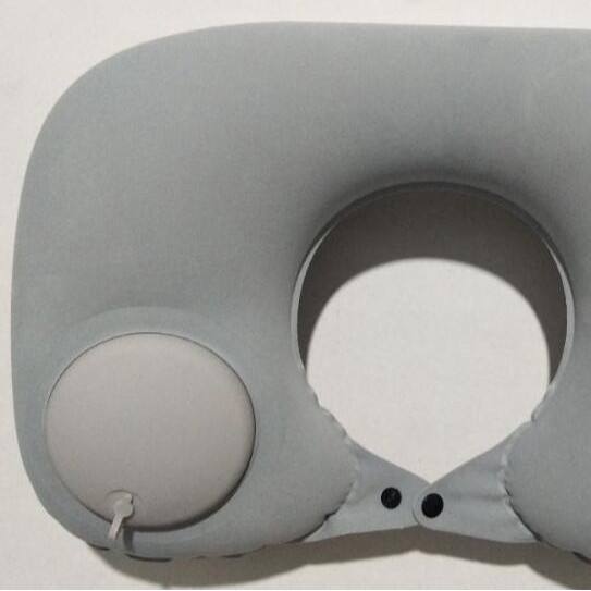 Coussin de voyage en forme de U floqué gris