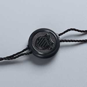 Hangtag String Plastic Name Logo Seal Tag Etiquetas de cuerda de poliéster Etiquetas colgantes Cuerda en relieve Etiqueta de plástico negro - Product Image 5