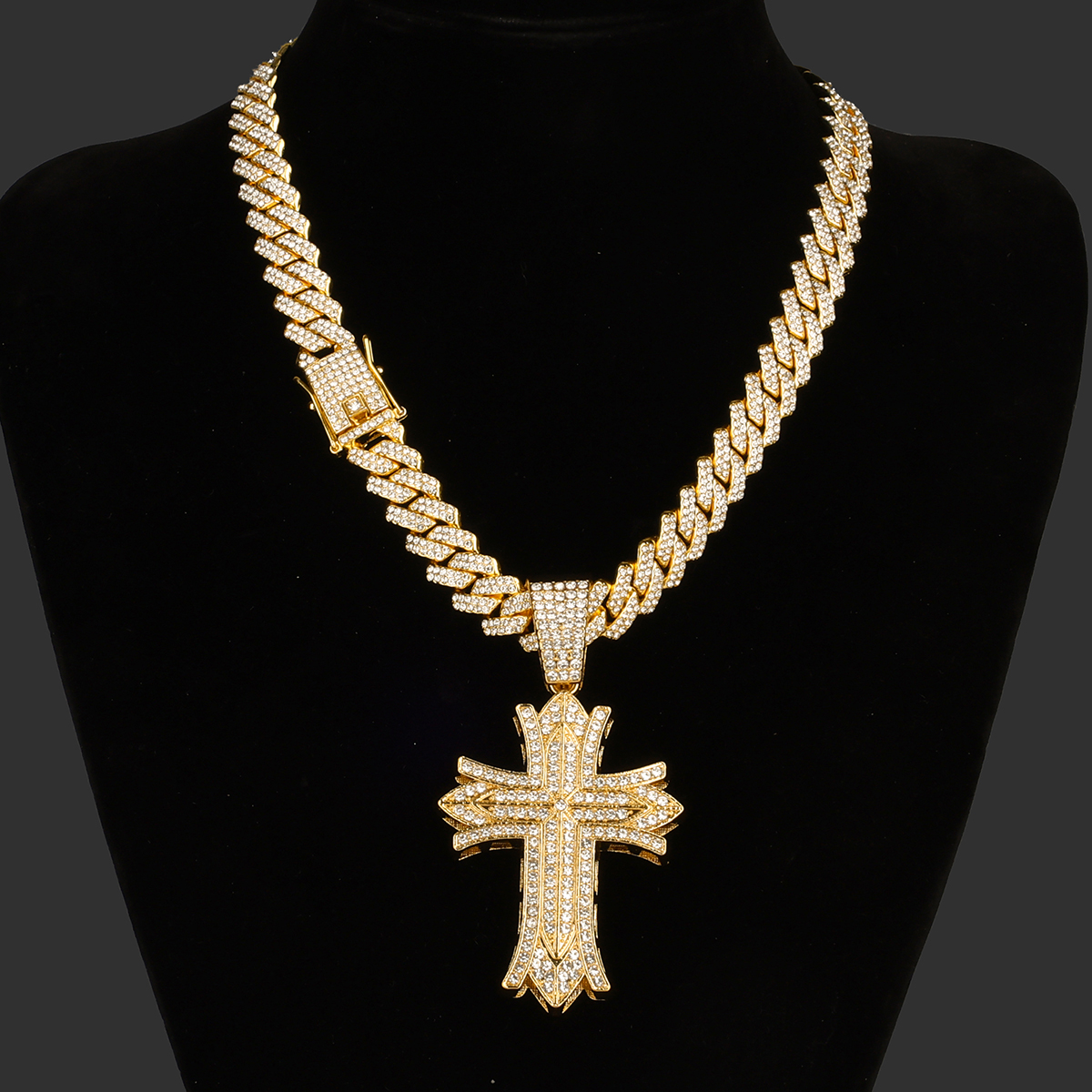 Pendentif en or avec chaîne