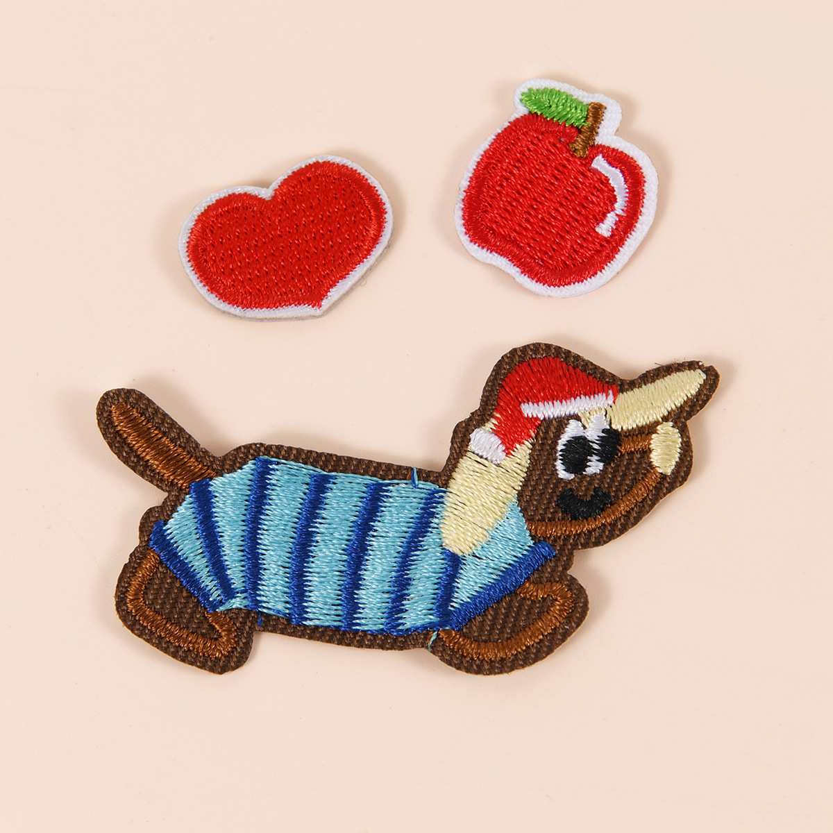 Manzana roja, corazón rojo, perro salchicha