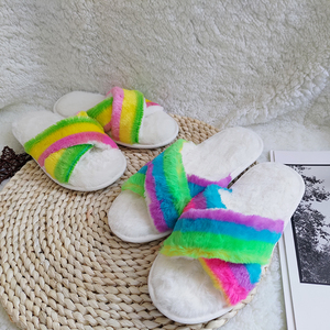 Yeni bayan çapraz bant kürklü terlik ev ayakkabıları moda açık ayak daireler kabarık peluş terlik