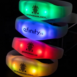 Programmazione RFID LED lampeggiante atmosfera per feste di matrimonio fascino illuminazione attiva campione gratuito braccialetto in silicone con telecomando - Product Image 1