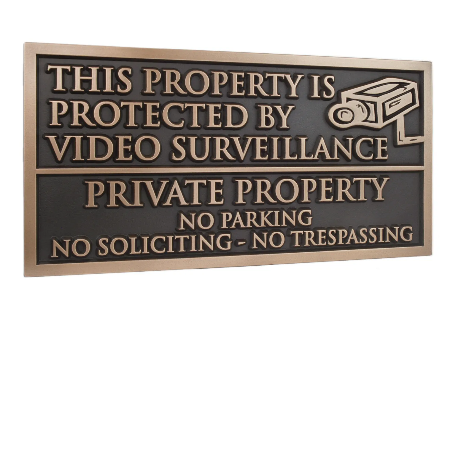 銅またはアルミニウムで刻まれた看板には、「このプロパティはビデオ監視によって保護されており、私有財産は駐車場なし」と書かれています