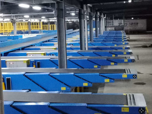 Truck <strong>Loading</strong> <strong>Unloading</strong> Movable Telescopic Belt Conveyor with Hydraulic Lifting System
