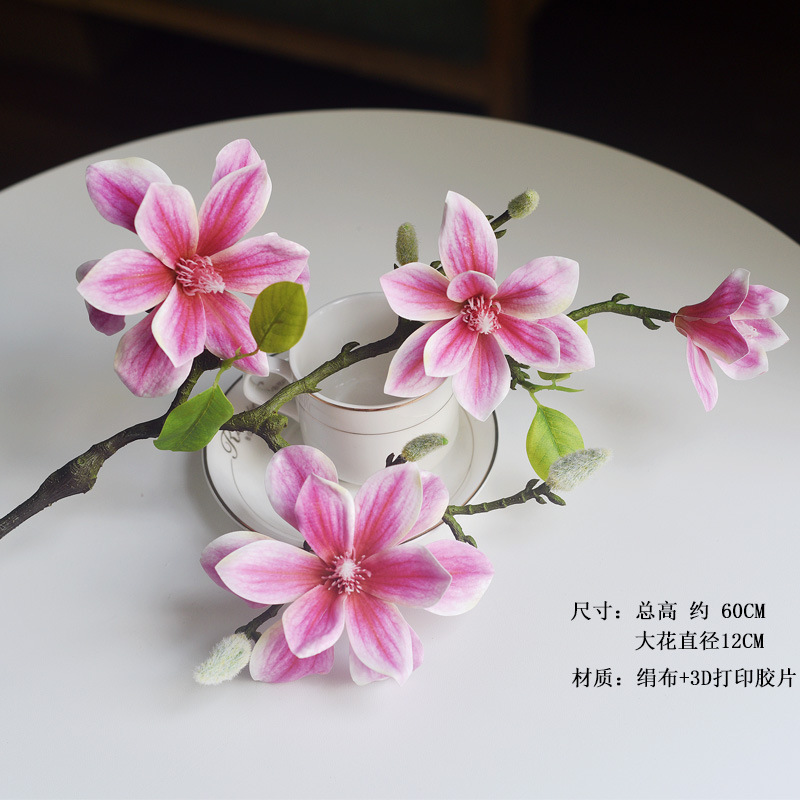 Una flor de magnolia en tono rosa-púrpura