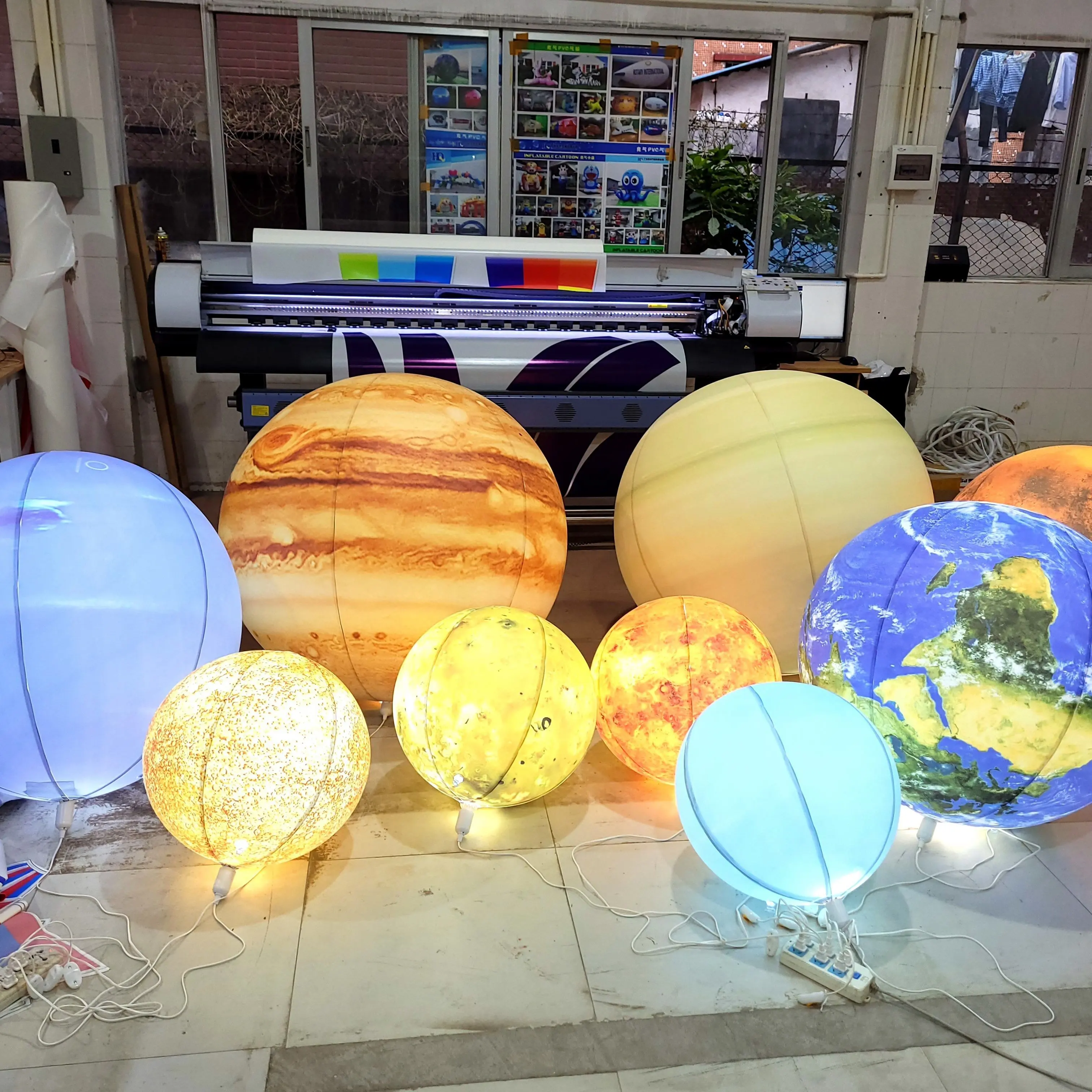 Werbung für aufblasbaren Ballon mit LED-Licht der neun Planeten des Sonnensystems