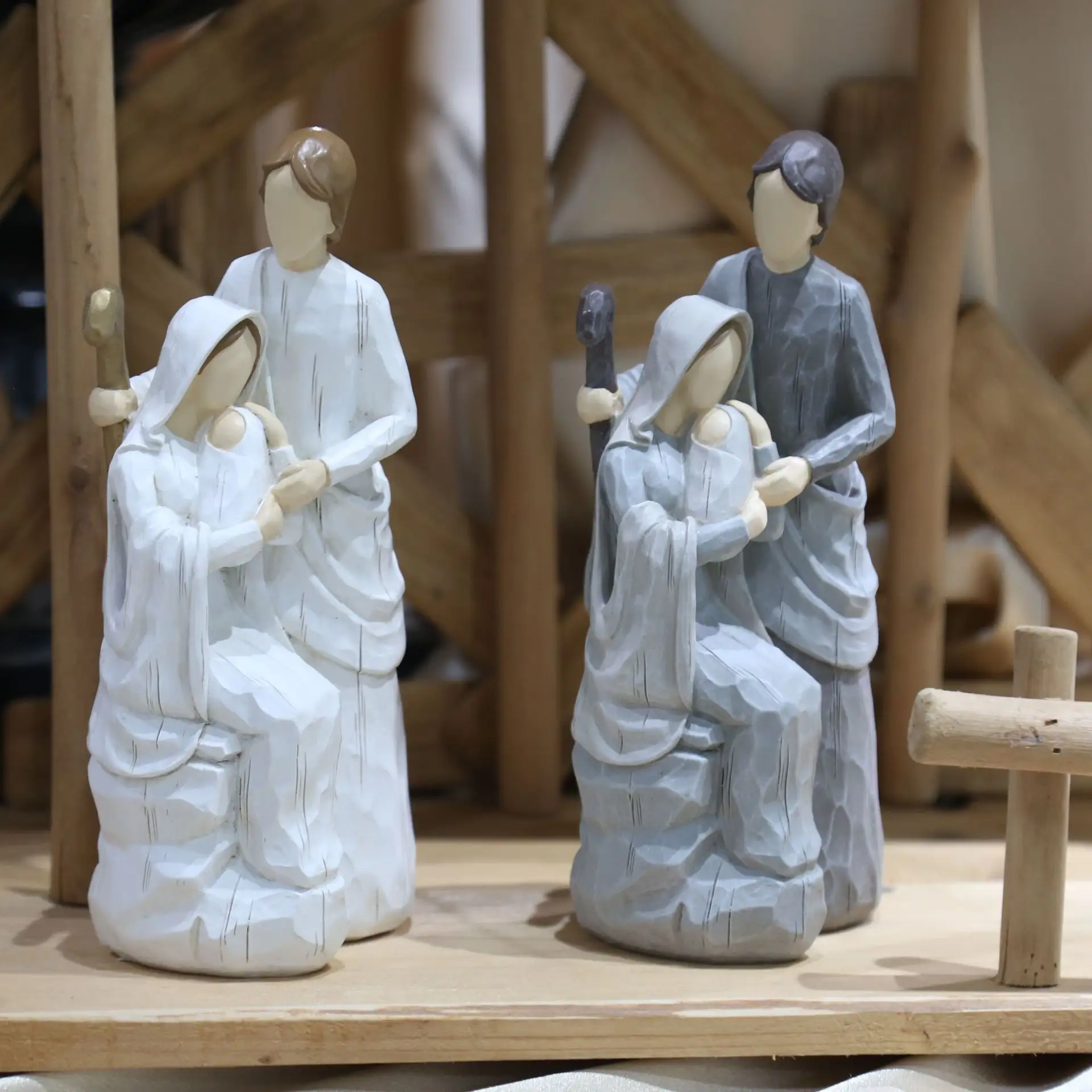 Stock artesanía de resina cálida familia estatuas religiosas católico INS emulación creativa artículos de grabado en madera escultura