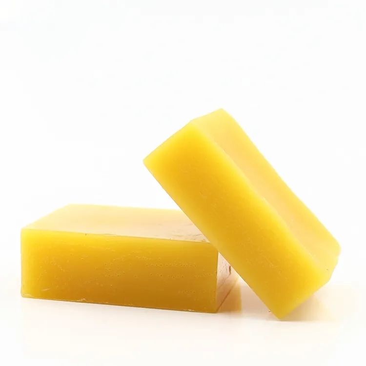 Pastilles de cire d'abeille jaune utilisées pour la peau