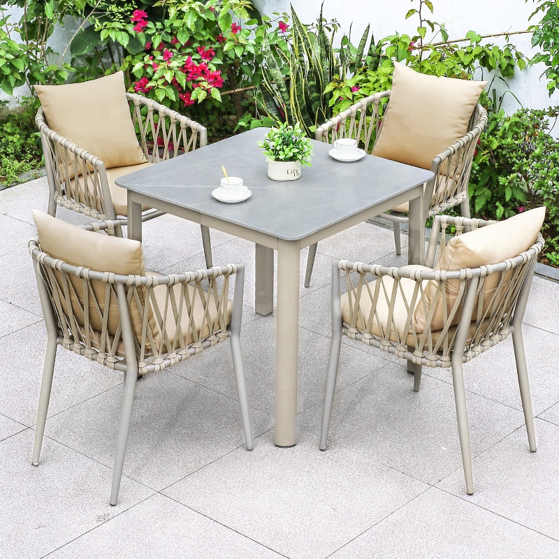 Mesa y sillas de 80*80cm.