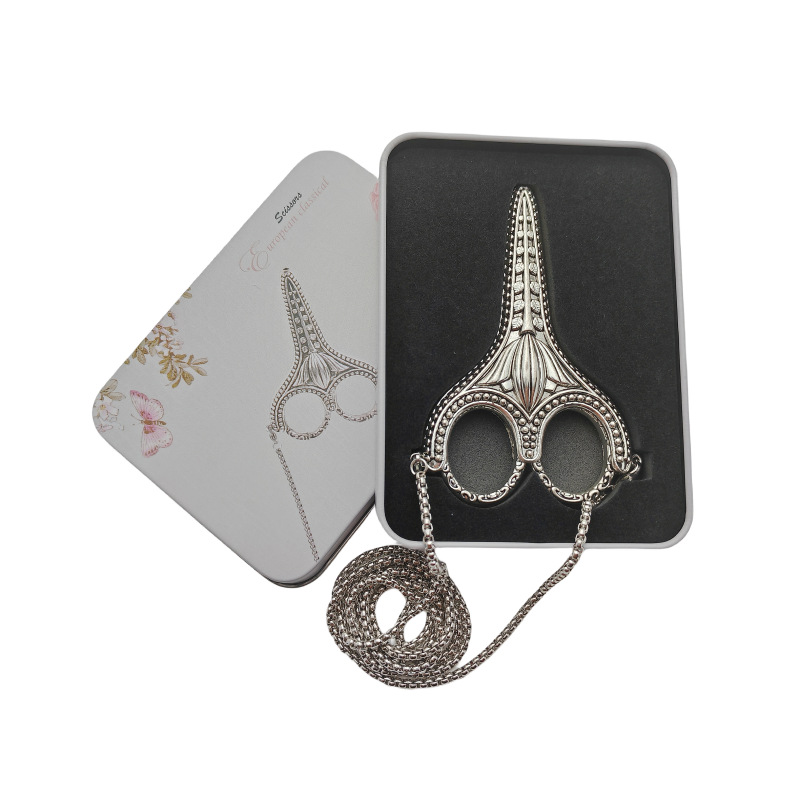 Plata con caja de hojalata.