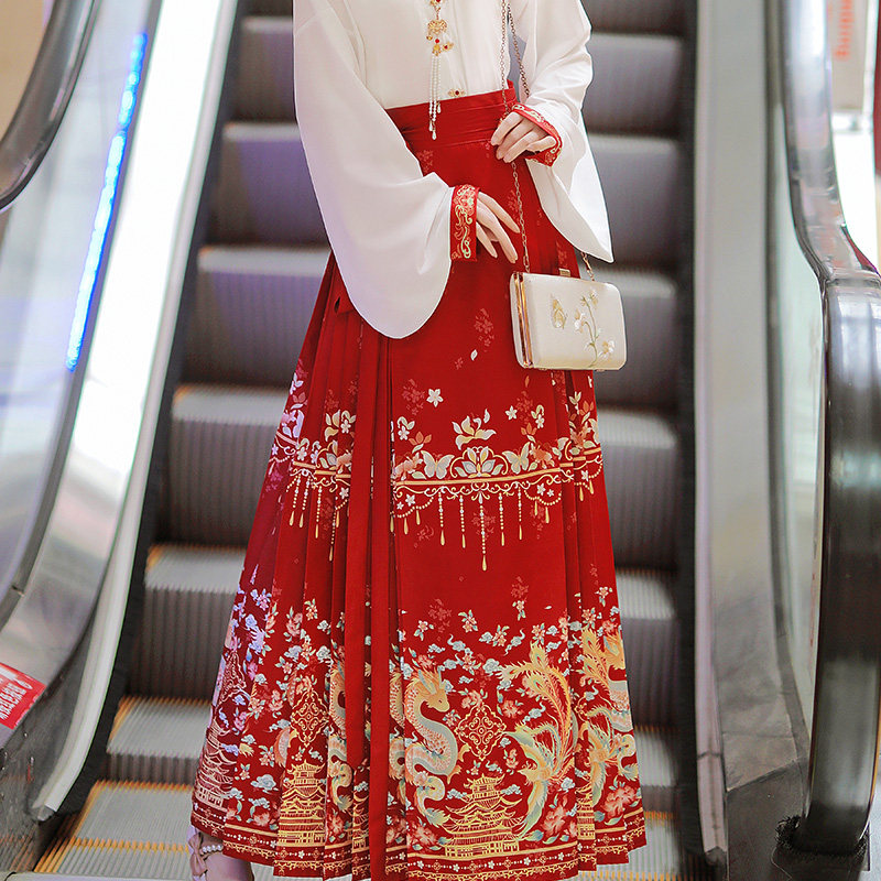กระโปรงหน้าม้าสีแดง