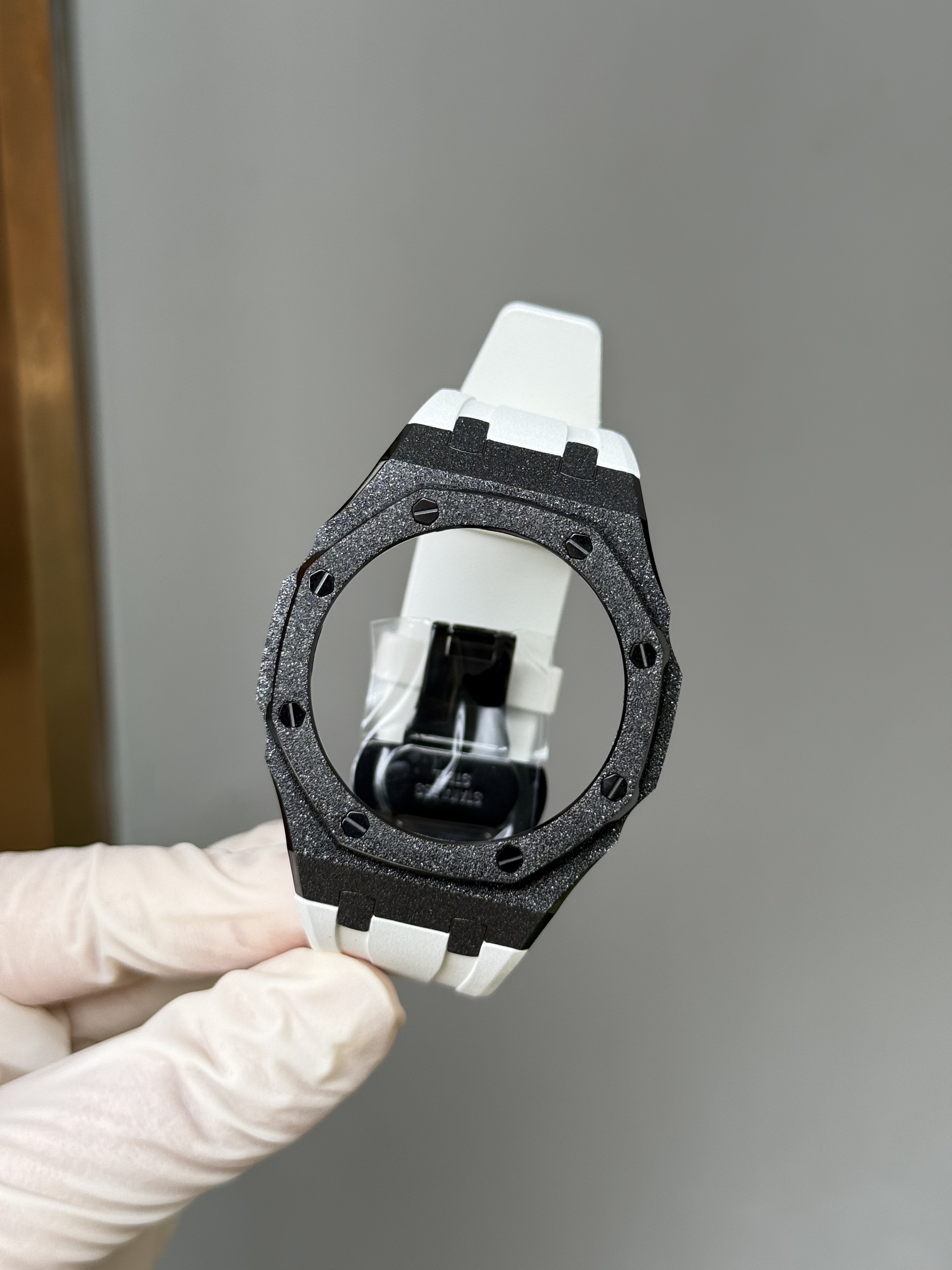 Boîtier noir + bracelet blanc