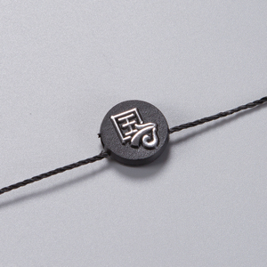 Hangtag-cierre personalizado en relieve para ropa, logotipo de marca, lazo oscilante de plástico, etiquetas colgantes, cadena de sellado - Product Image 6