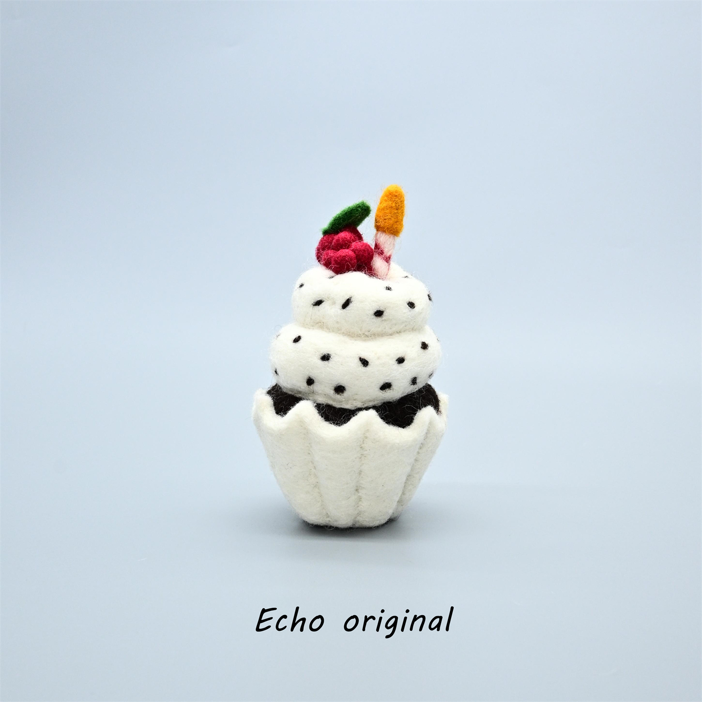 Adornos de fieltro de lana - Pastel de helado de cereza rojo