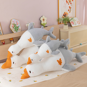 大きな白いガチョウの枕クリエイティブな魚のデザイン睡眠ベッド用耐久性のある人形足を抱き込む豊富なぬいぐるみ - Product Image 3