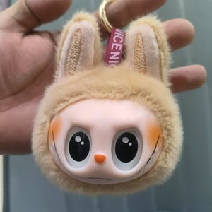 Vinilden yapılmış bir oturma pozisyonunda küçük bir kafa ile yeni ikinci nesil peluş peluş oyuncak sevimli ve çirkin