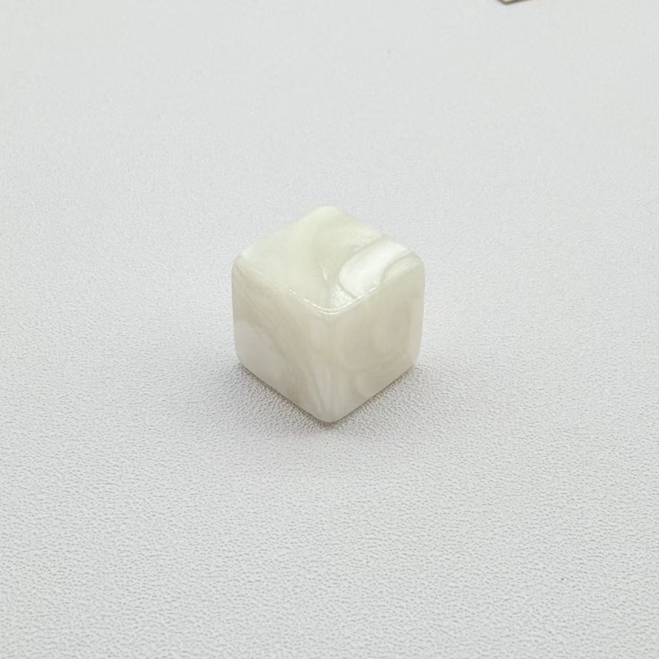 blanc à motifs de perles colorées