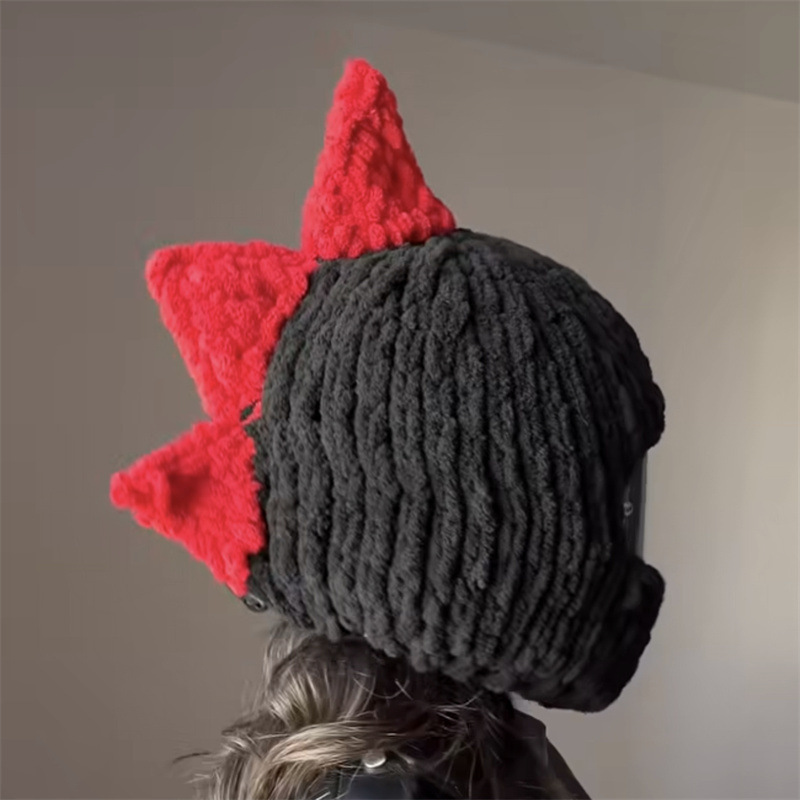Negro con esquinas rojas.