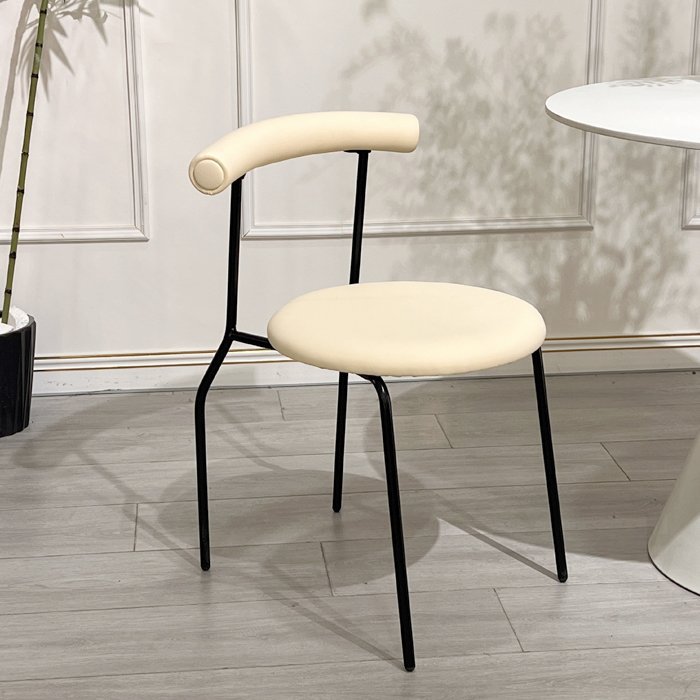 Chaise rouleau aux œufs, pieds noirs et beige