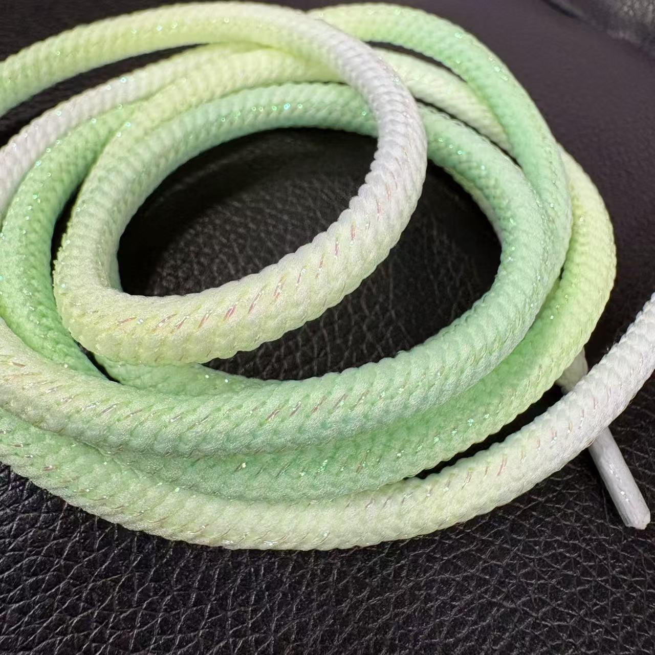 ไล่ระดับสีเขียวบนพื้นหลังสีขาว