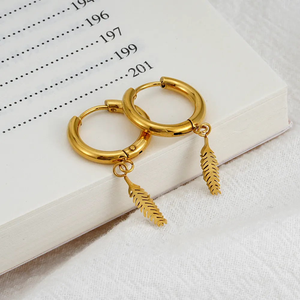 Orecchini pendenti con piume a cerchio di moda da donna di nuovo Design orecchini a cerchio con ciondolo placcato in oro 18 carati