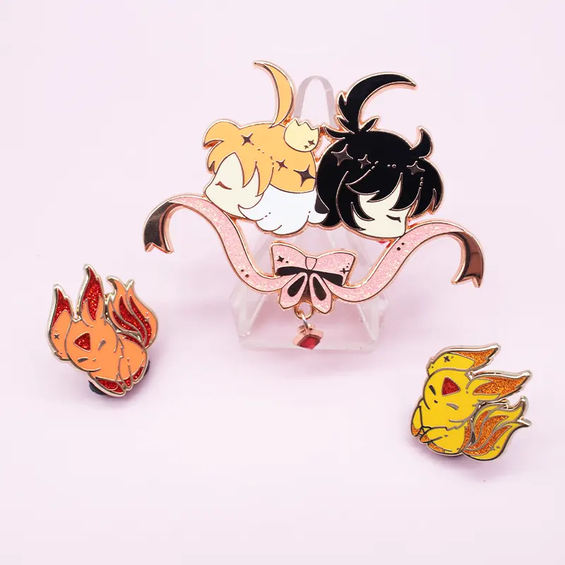 Pin Logo kustom lencana logam personalisasi lembut kerajinan lapisan pelangi Pin kerah Lapel logam Anime Pin kerah