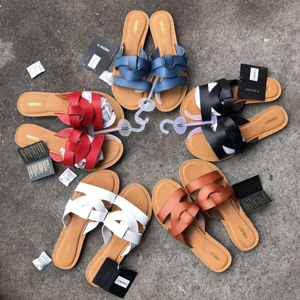 Nouveau cuir d'été européen et américain autour de toutes sortes de sandales à fond plat décontractées à bout ouvert pantoufles antidérapantes pour femmes