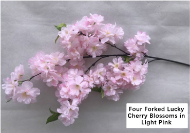 Quatre fleurs de cerisier porte-bonheur fourchu (rose pâle)