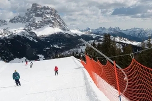 Rete di protezione barriera di sicurezza in Nylon rosso per piste da sci servizio di protezione dello scivolo di taglio personalizzato - Product Image 5