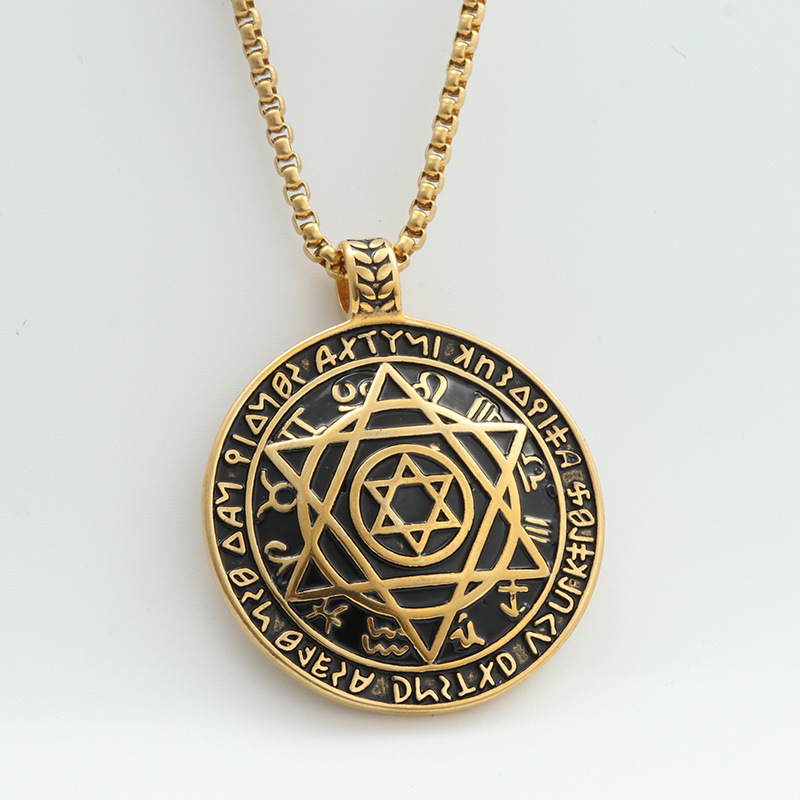 Grand pendentif en or avec une chaîne de perles carrées de 3,0*60 cm