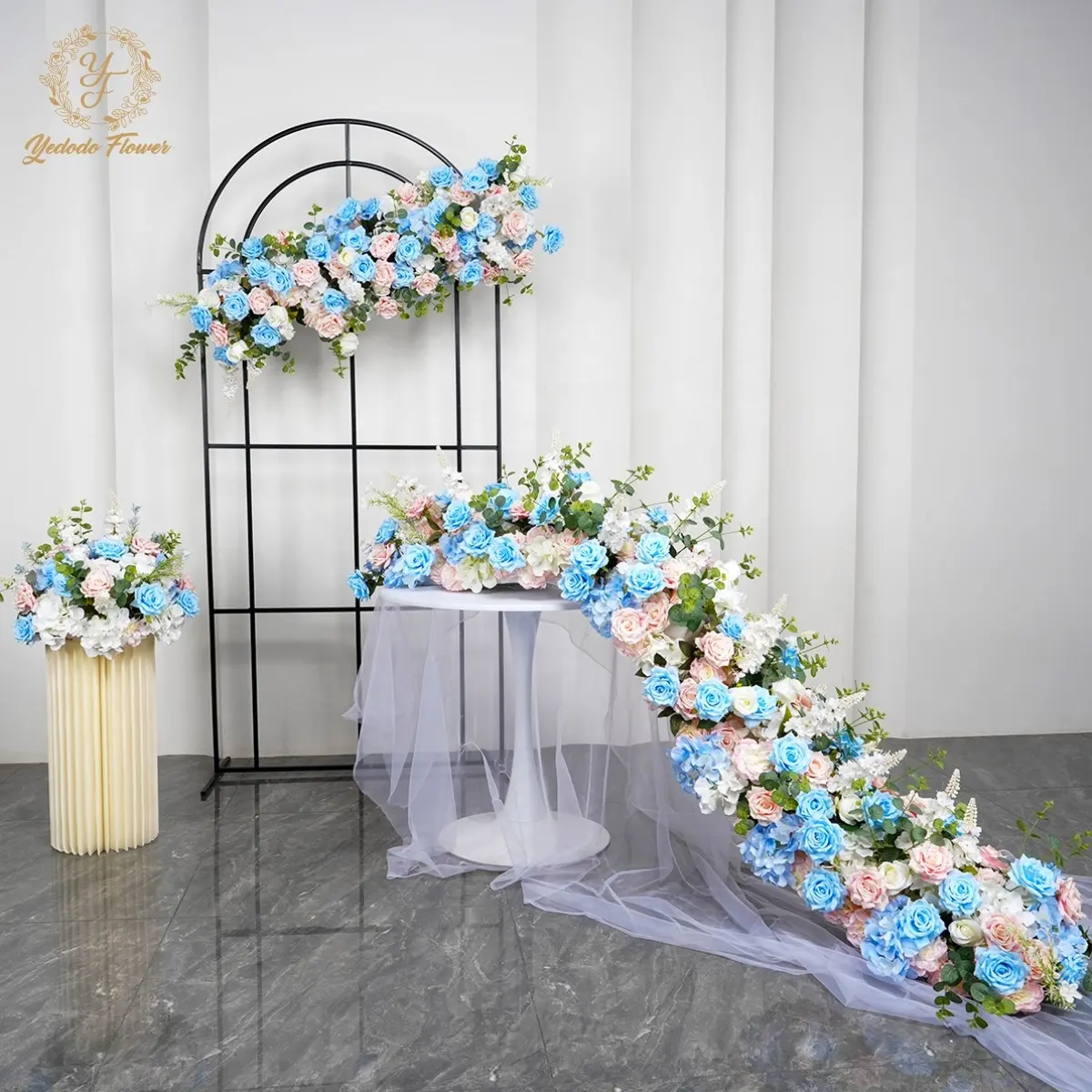 สีฟ้าสีชมพูผ้าไหมกุหลาบดอกไม้แถว Arch พื้นหลังประดิษฐ์ดอกไม้งานแต่งงาน Centerpieces ปาร์ตี้ตกแต่ง