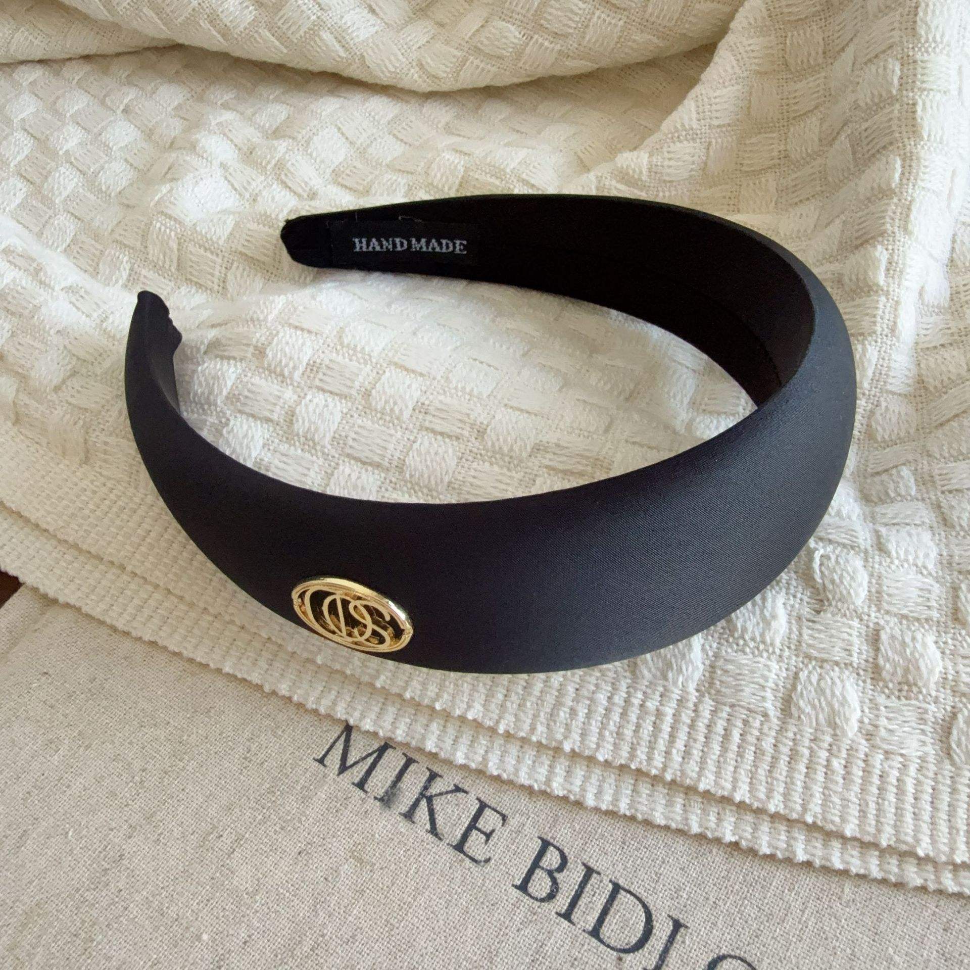 สีดำพร้อมตัวอักษร