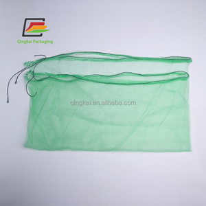 شبكة أكياس من البولي إيثيلين عالي الكثافة (HDPE) أحادية الخيط خضراء اللون مقاس 80×100 سم لحماية نخيل التمر مع أربطة سحب سوداء/صفراء - Product Image 4