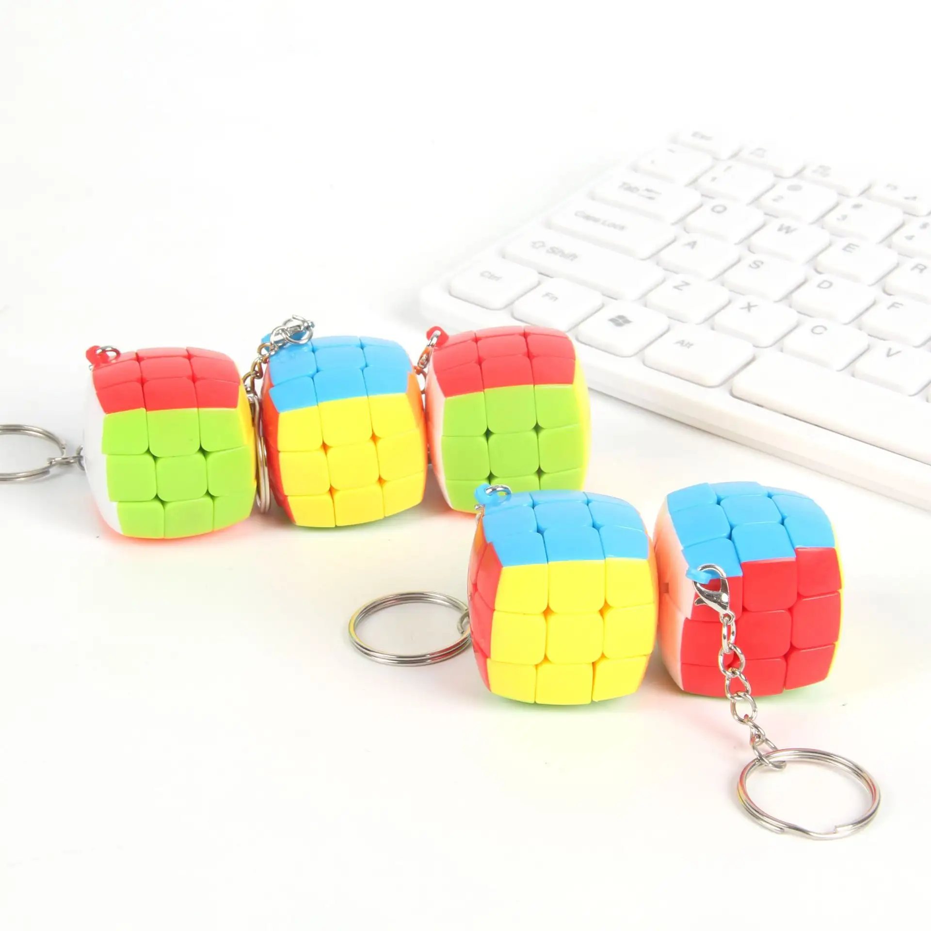 Vente en gros de poche mini taille 3x3cm Rubix Cube porte-clés petite taille en plastique Fidget jouet Cube magique pour enfants adultes
